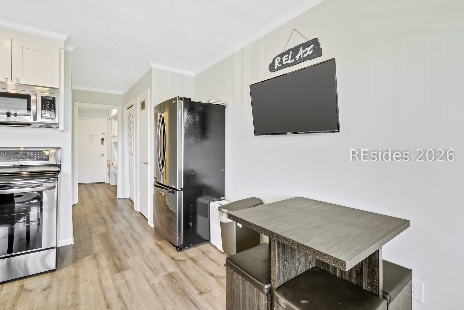 Dining nook & full-size appliances